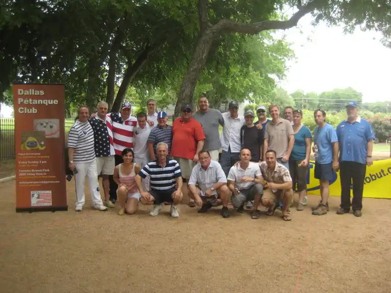 Photo de groupe de joueurs de pétanque lors d’un événement du Dallas Petanque Club.