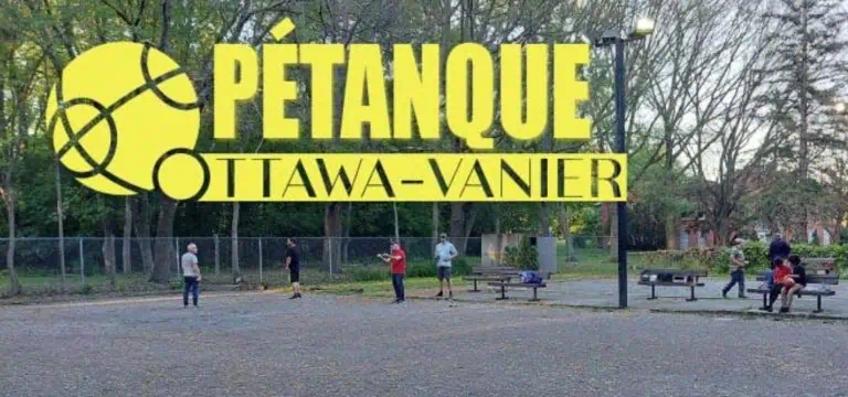 Terrain extérieur de Pétanque Ottawa-Vanier avec joueurs, arbres et bancs.