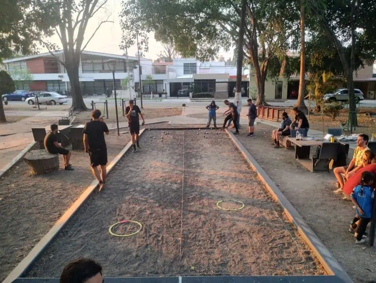 People playing petanque at Petanque Central in Gdl.