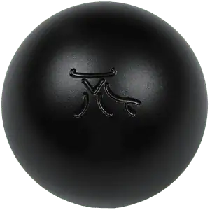 Bola de petanca negra con logotipo grabado, usada en el juego de petanca.