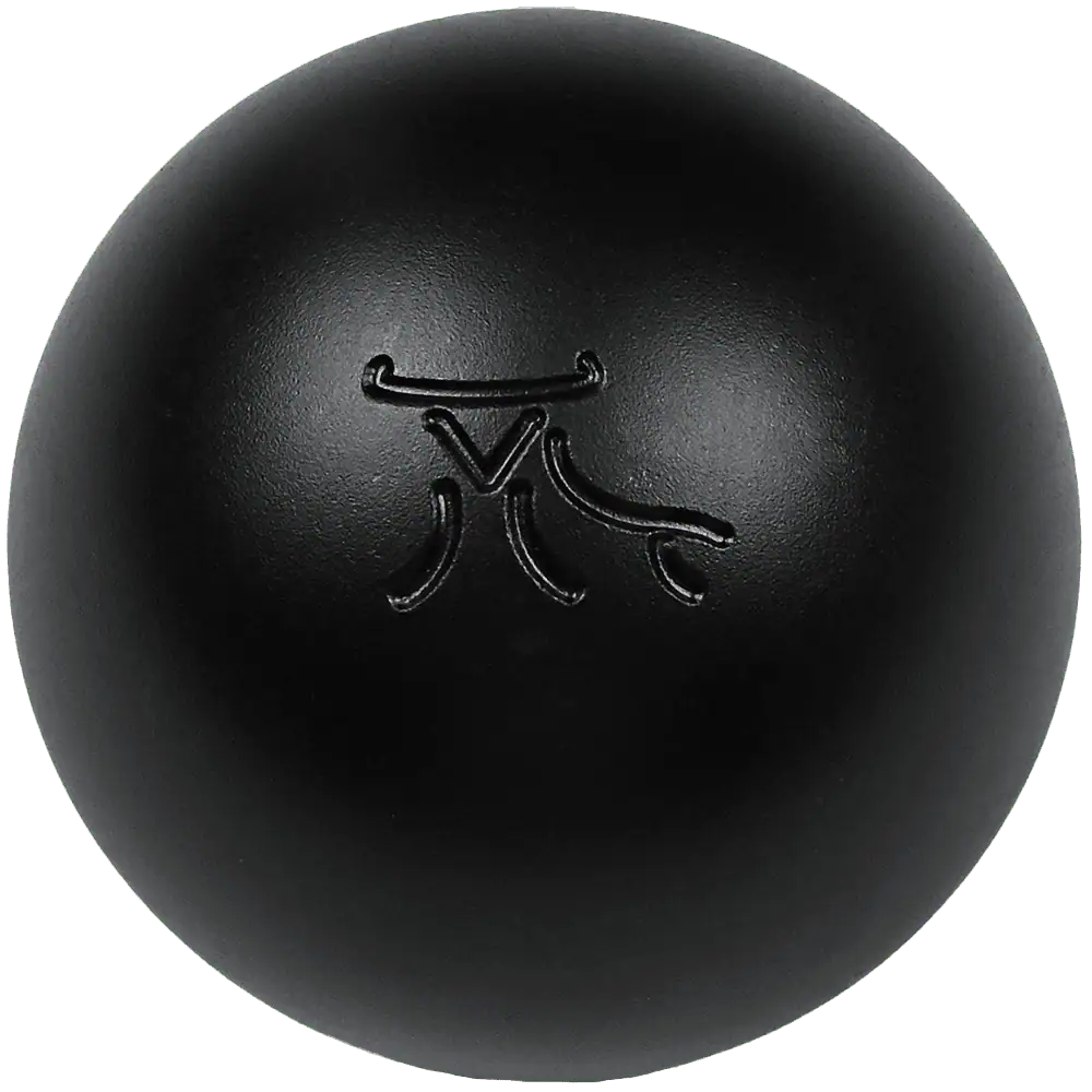 Boule de pétanque noire avec logo gravé, utilisée au jeu de pétanque.